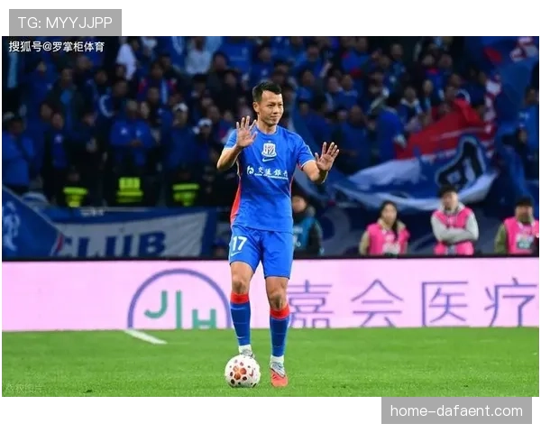 申花吴曦高天意双后腰组合，防守时右后卫内收形成三中卫